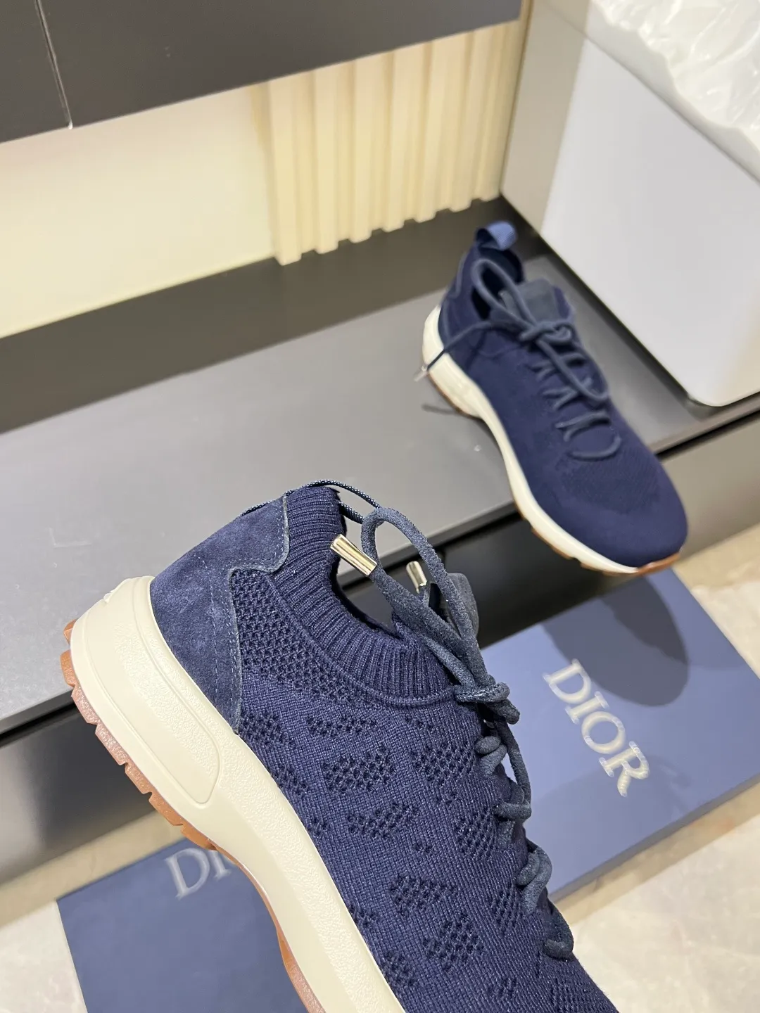 p380 Dior B80 sneakers are a new product of Dior men's series, focusing on comfort and fashion. The upper is made of breathable mesh + fabric splicing, which is lightweight and fits the shape of the foot, making it super comfortable for daily wear. The sole is made of rubber, which has great grip and wear resistance, and is suitable for commuting or light sports. The overall style is simple, the gray tone is versatile, and the shoelaces are adjustable for a more stable fit. Designed by Kim Jones, it is both practical and trendy. It is one of the new hot items in early spring①. size: 38-45 (45 customized)